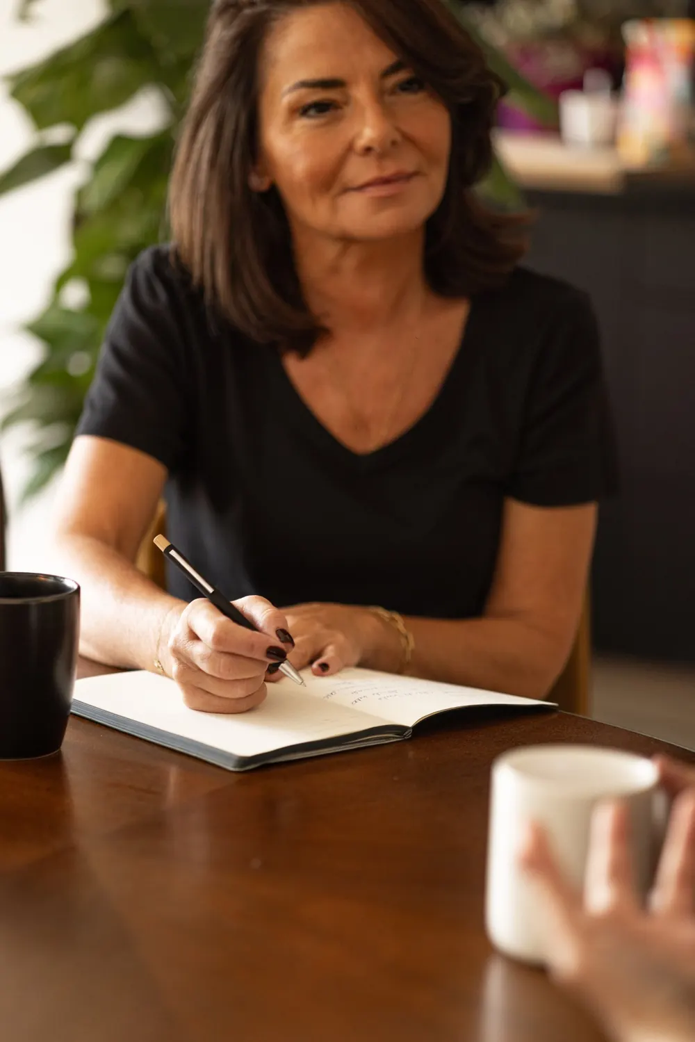 Séverine Salerno prend des notes pendant un rendez-vous